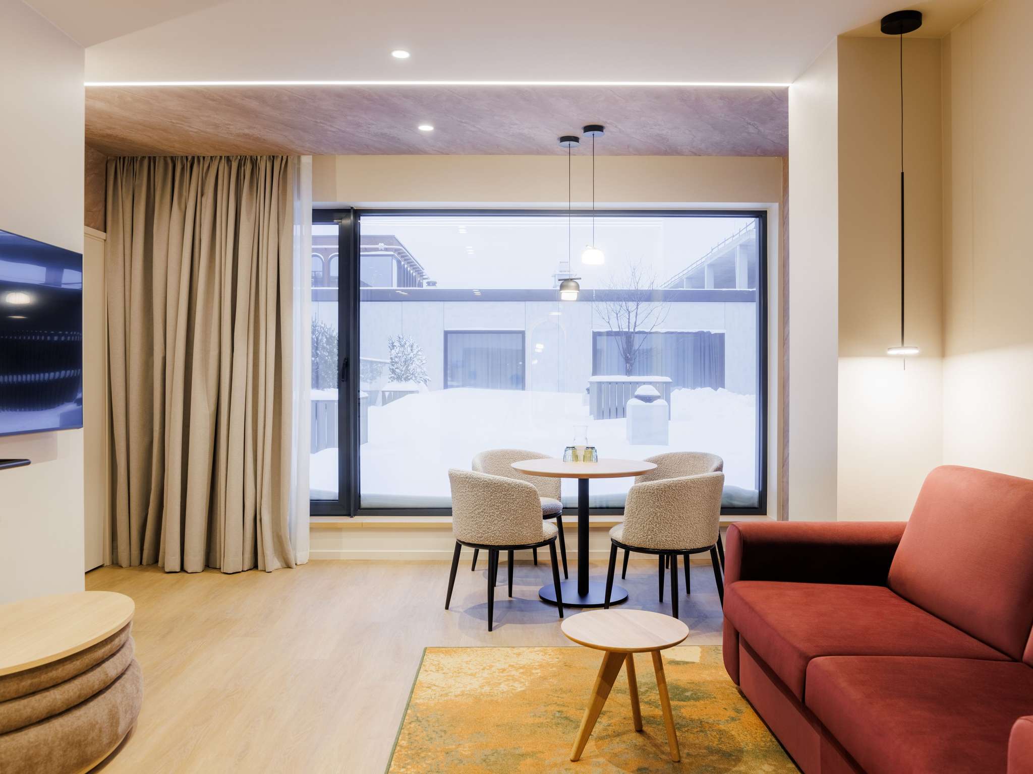 Äsja renoveeritud moodsa hübriidhotelli tubasid kaunistavad Aastakäik kardinasalongi kardinad.
The post Tallink Express Hotel – Äsja renoveeritud moodne hübriid