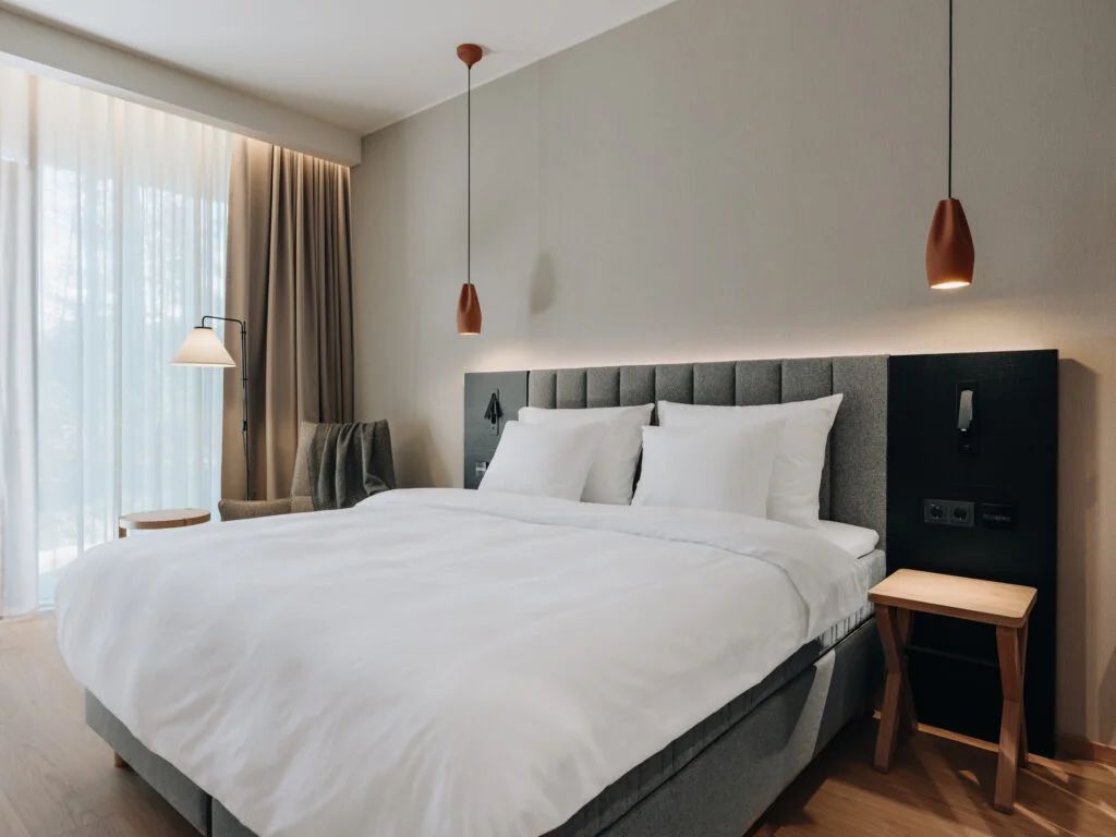 Kurro Loodusspa hotellitoa kardinad ja pimendav kardin